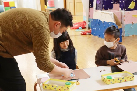 こうしてみたら？迷っている子どもには高橋先生がアドバイスをしてくれます