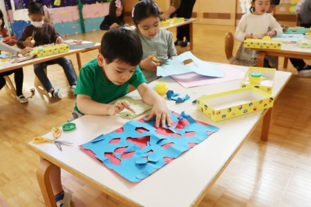 切り終わったらもう1枚の色画用紙にのりで貼り付けます