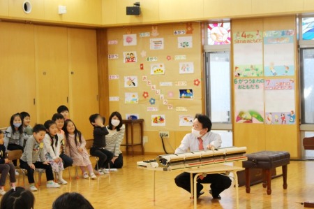 鍵盤をピアノから出しました。「え～！こんな風になってるんだ！」と感心しきりの年中組の子ども達。