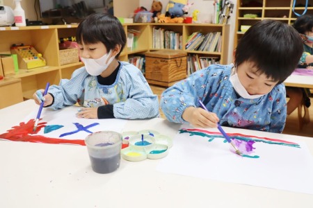 始めるとすぐに思い思いの絵を描き始める子どもたち