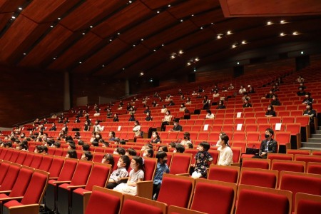 座席後方で、ご家族の方も一緒に鑑賞。感染症対策のため十分な間隔を空けて着席いただきました