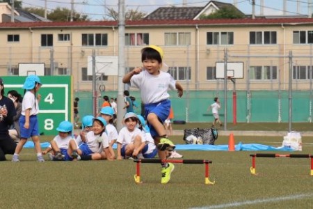 続いての種目は年中組のかけっこ。2つのハードルを飛び越えたら･･･