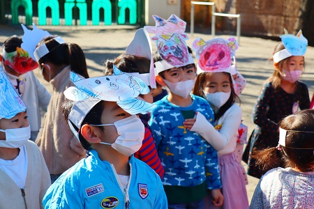 個性豊かなさまざまな表情の鬼のお面をつけています