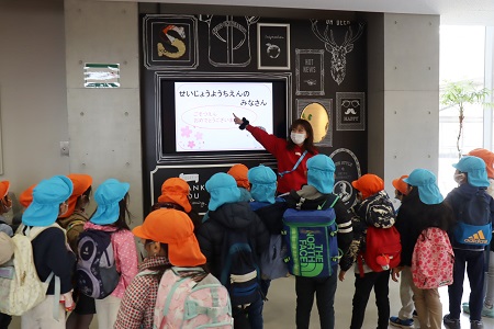 大学校舎内も散策。校舎内のモニターに「そつえんおめでとう！」のメッセージ