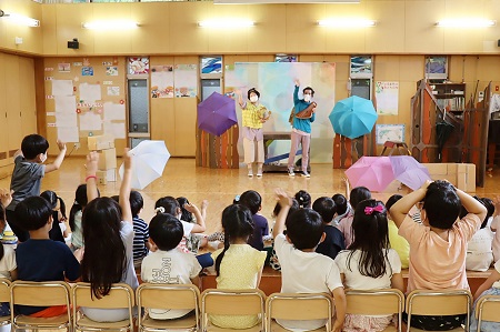 子どもたちに「また一緒に遊ぼうよ！」と声をかけてくれた劇団員の2人