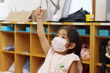 「今一番好きな色は？」と先生の質問。クレヨンを手に「きいろ！」「あお！」と元気に返事ができました