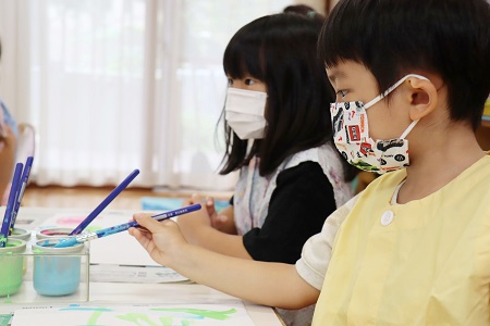 「筆をスッスッとして」筆の余分な水分を落とす、という先生の説明をしっかり実践