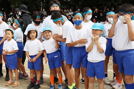 合同の種目では、お兄さん、お姉さんたちが園児に優しく話しかける姿があちこちで見られました