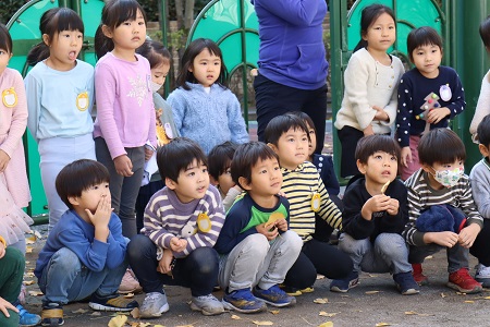 消防隊員の説明を真剣に聞く子どもたち