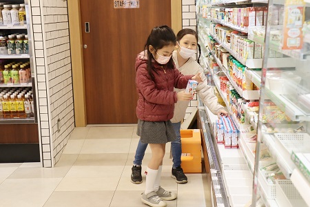 飲み物売り場でりんごジュースを発見。店内はおしゃべりしないで静かに移動できました