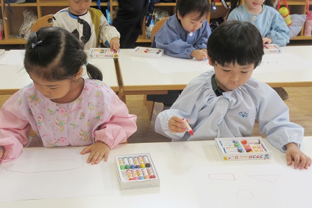 最初はクレヨンで好きなものを描きます