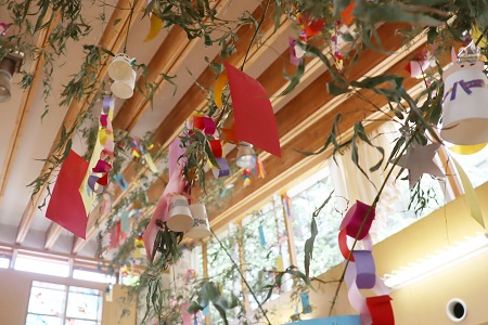 とてもきれいな飾り付けが施されたクラスの笹。この後、一人ずつに分けて、持ち帰りました