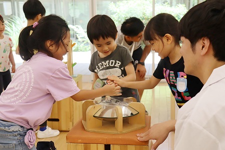 「見えるのに触れない！」不思議な装置