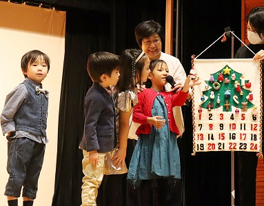 アドベントカレンダー、最後の1つはサンタさん！