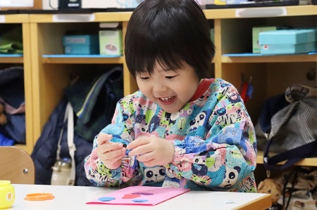 「好きなところに貼っていいよ！」と黒丸シールを2個もらいました