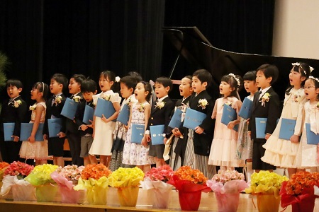 『一年生になったら』をみんなで歌唱