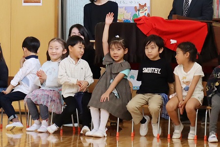 担任の教師が一人一人園児を紹介。名前を 呼ばれて「はい！」と元気に返事ができました