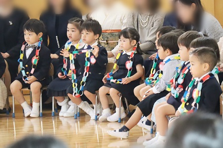 歌に静かに耳を傾ける新入園児たち