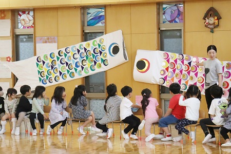 ホールには年長組と年中組が共同製作した手作りの大きなこいのぼりが飾られました