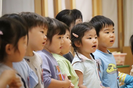 最初に全員で「こいのぼり」を歌いました