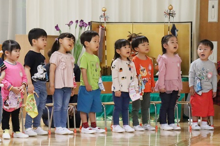 年少組全員で「おつかいありさん」を歌いました