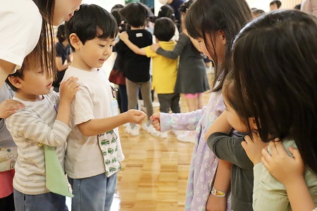 先頭さん同士がじゃんけんして、どんどん繋がっていきます