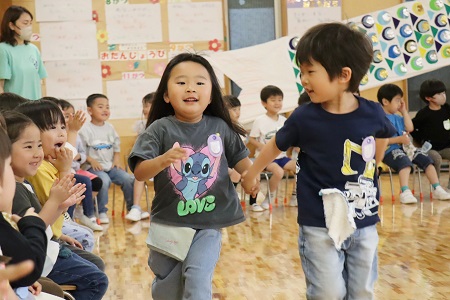 スキップでホールを大きく2周！