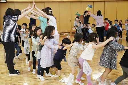 最後は全員が1つの長い機関車