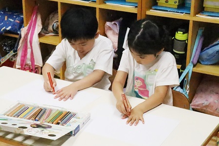 まずは利き手を使って手の形をなぞります