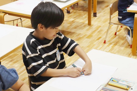 グーの形にしてなぞってみる子も！