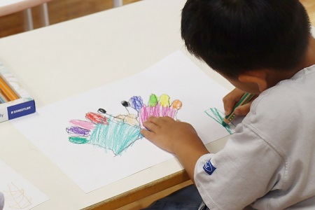 3枚目は自由に好きなものを描きました 両手を描いてみたり…