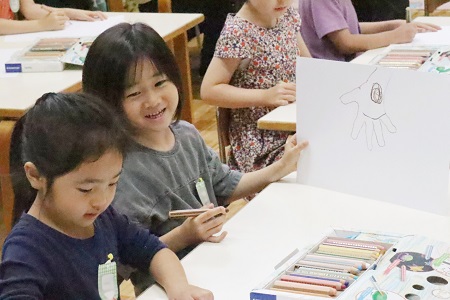 なぞった手の形は何に見えるかな