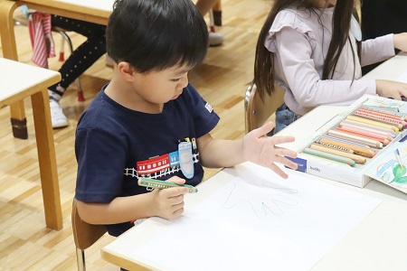 自分の手をじっくり観察しながら描き進める様子も