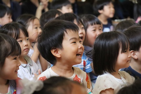 珍しい楽器がたくさん登場して子どもたちも興味津々