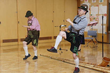 スプーン型の楽器、レッフェルを膝に打ちながらの演奏