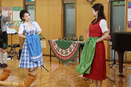 「着てみたい！」可愛い民族衣装に興味を持った子どもも