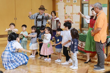 8名の園児と園長先生が代表でクーグロッケン（カウベル）を体験