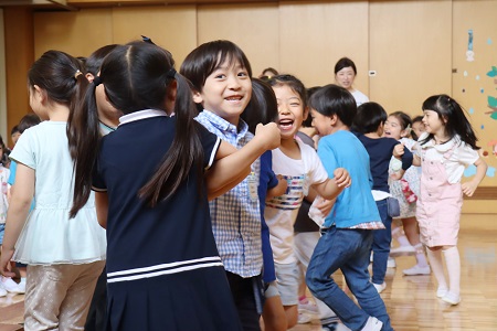 『アヒルのダンス』では隣のお友達と腕を組んでダンスしました