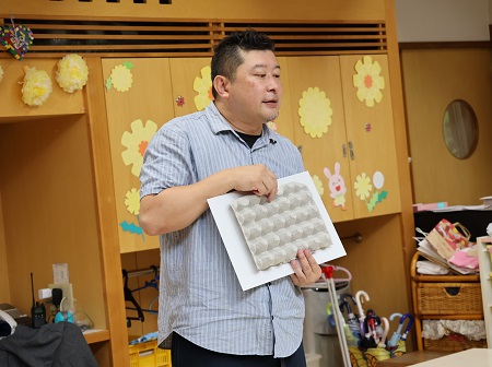 「今回はこの2つの紙に絵具で色を塗っていきます」 智力先生の説明をしっかり聞いて製作スタートです