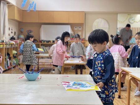 最初に厚紙に絵具で絵を描きました