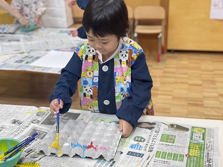 好きな絵具のあるテーブルに移動しながら描きます