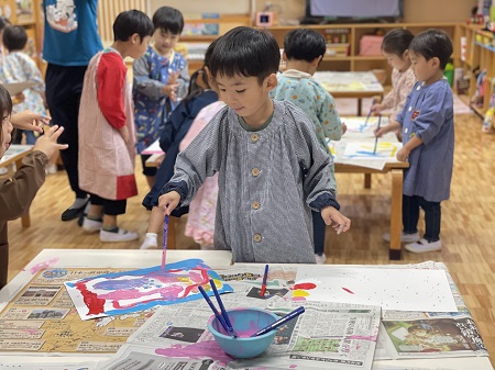 好きな絵具のあるテーブルに移動しながら描きます