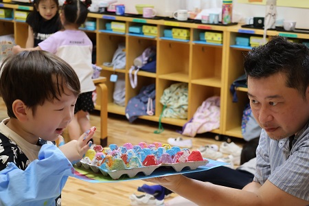 グルーガンで貼り付けたら完成！ 完成した作品を前にみんなとても満足そうでした