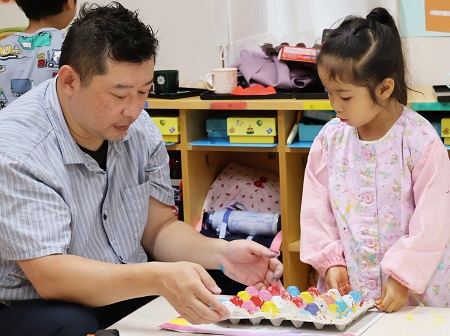 智力先生と相談しながら貼り付ける場所を確認