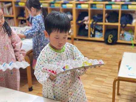 「次はどの色にしよう？」 移動しながら作品を完成させていきます