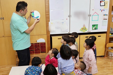 最初に筆の扱い方と絵の具の塗り方を教えてもらいます