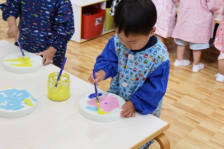 好きな色の絵の具を選んで塗っていきます