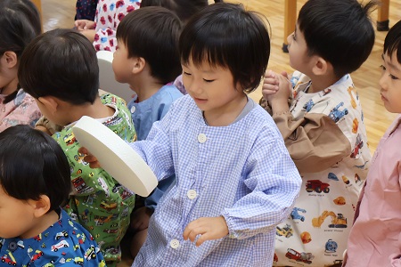 丸い発泡スチロールを受け取ったら、制作開始