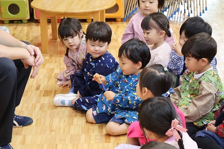 一人ずつ筆を触ってみます。柔らかい！