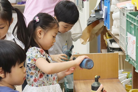 こぼれないように慎重に粉絵の具を出します